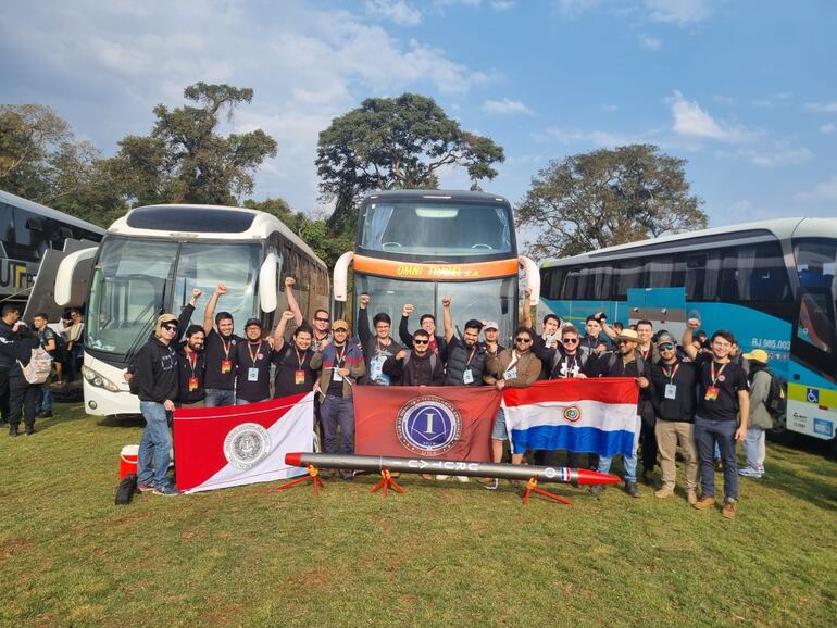 Delegación paraguaya responsable del cohete Urutua-I.