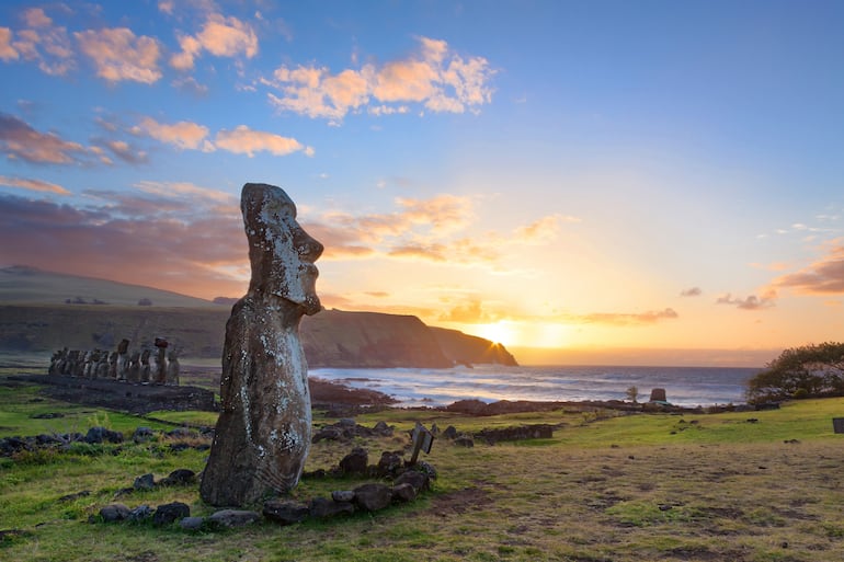 Amanecer en Ahu Tongariki en Isla de Pascua, Chile.