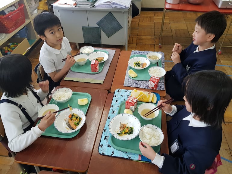 En Japón los alumnos acostumbran comer en su propia aula. Los almuerzos son variados y saludables, y siempre incluyen proteína, en este caso salmón.