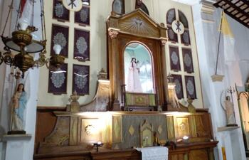 La Virgen del Rosario de Itauguá conserva sus joyas de plata, en el retablo ubicado en el altar de la Iglesia.