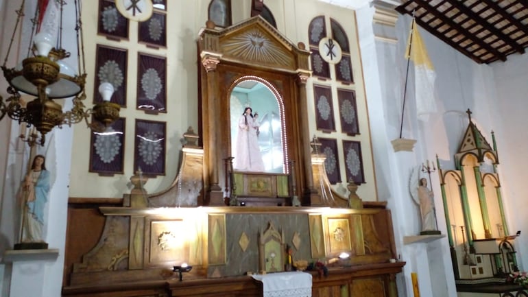 La Virgen del Rosario de Itauguá conserva sus joyas de plata, en el retablo ubicado en el altar de la Iglesia.