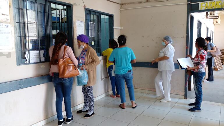 Los pacientes van a la farmacia solo para consultar si están disponibles los medicamentos, pero la mayoría no se encuentra en el stock.