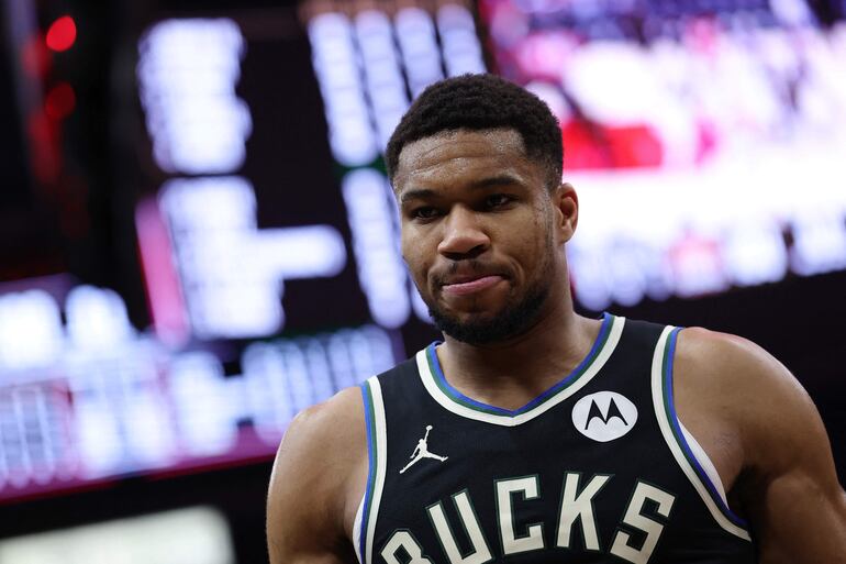  Giannis Antetokounmpo (30 años), figura de los Bucks.