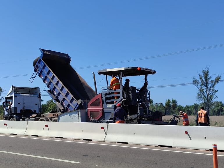 Remiendan obras de ampliación de la ruta PY02.