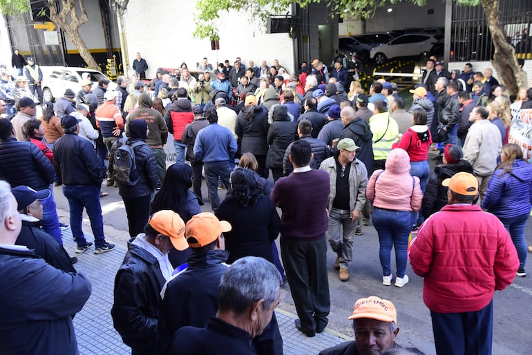 Hubo un gran concurrencia de manifestantes en la sede central del MOPC.