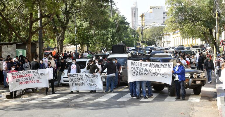 Explotadores de juegos de azar realizaron una serie de manifestación en repudio a la gestión de José Ortiz al frente de Conajzar.