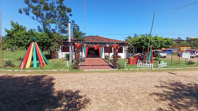 La Municipalidad de Carayaó fue adornado con los colores que identifican a la bandera de la ciudad y a los atuendos de los Tres Reyes Magos.