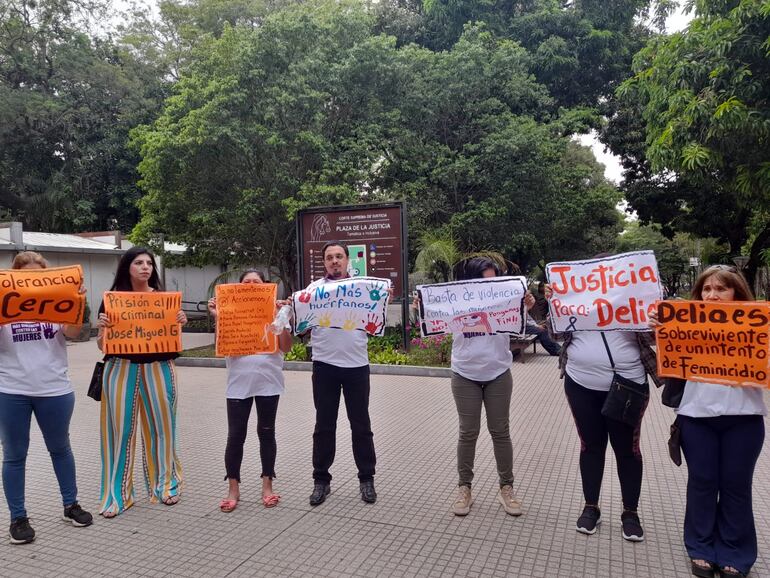 Un grupo de personas se moviliza frente al Palacio de Gobierno para exigir justicia para una mujer que sobrevivió a un intento de feminicidio.