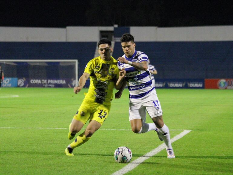 Juan Salcedo y Brahian Ayala van cuerpo a cuerpo intentando quedarse con el balón.