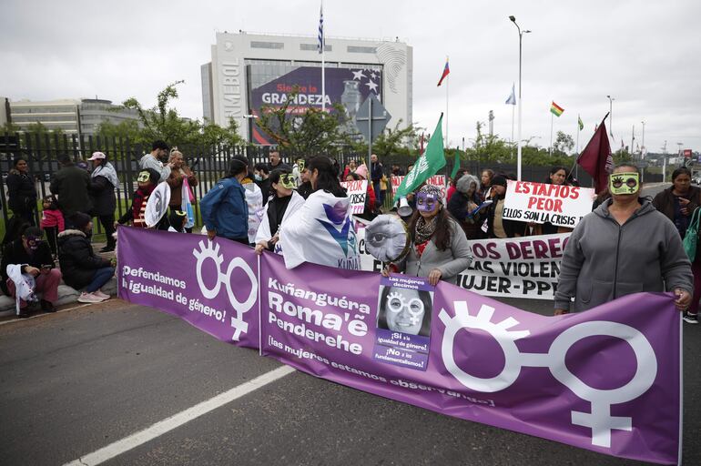 Activistas sostienen una pancarta en una protesta contra la violencia y respeto a la constitución afuera del Centro de Convenciones de la Conmebol donde la Organización de Estados Americanos (OEA) celebra su 54ª Asamblea General, en Luque (Paraguay). 