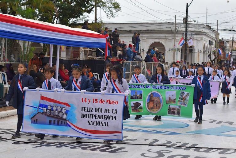 Los niños brindaron un homenaje a Villarrica, la Patria y a las Madres durante el desfile estudiantil.