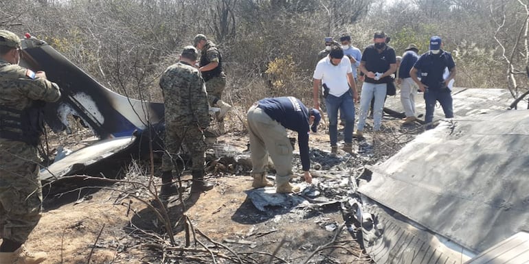 Policías y funcionarios de la Fiscalía trabajan en la escena del crimen, en la estancia Divino Niño del Chaco. Fue hace dos años.