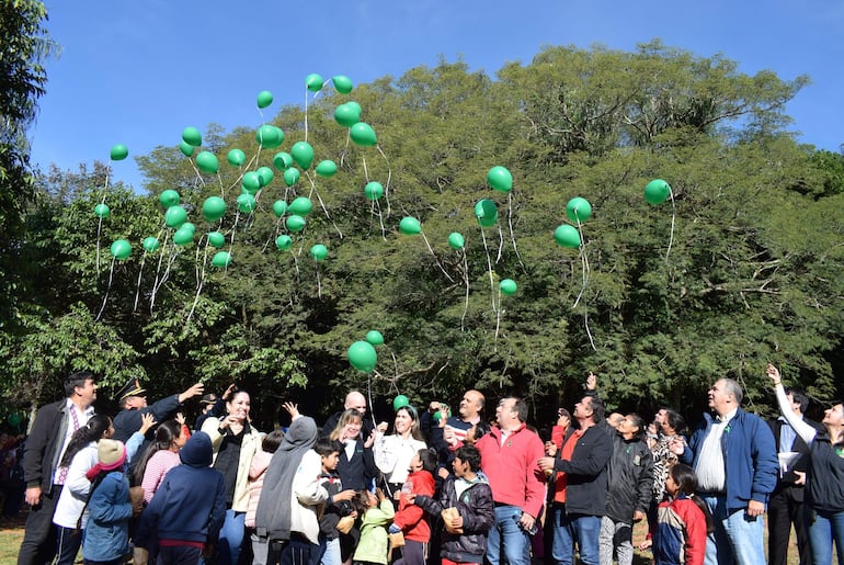 Con lanzamientos de globos recuerdan 20 años del crimen de Felicita Estigarribia en Yaguarón.