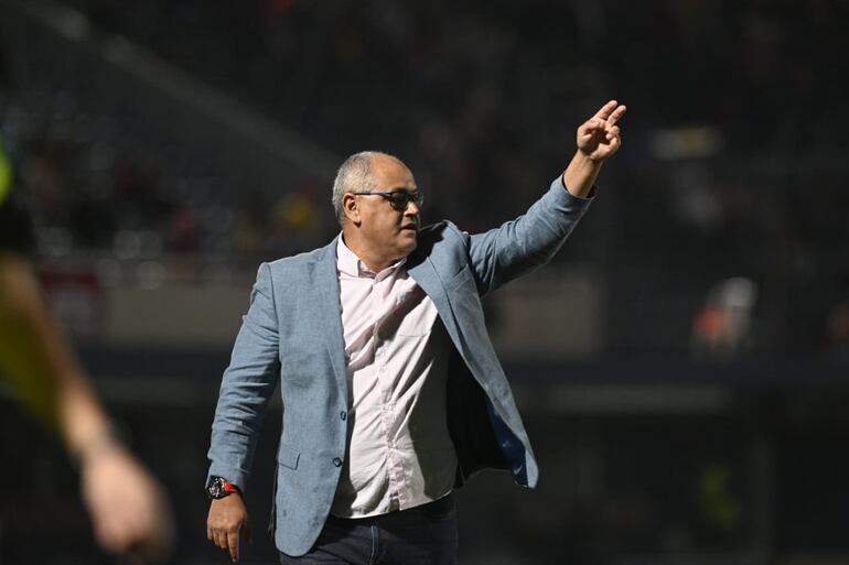 Francisco Arce, entrenador de Cerro Porteño, en el partido contra Tacuary por la décimo tercera jornada del torneo Clausura 2022 del fútbol paraguayo.