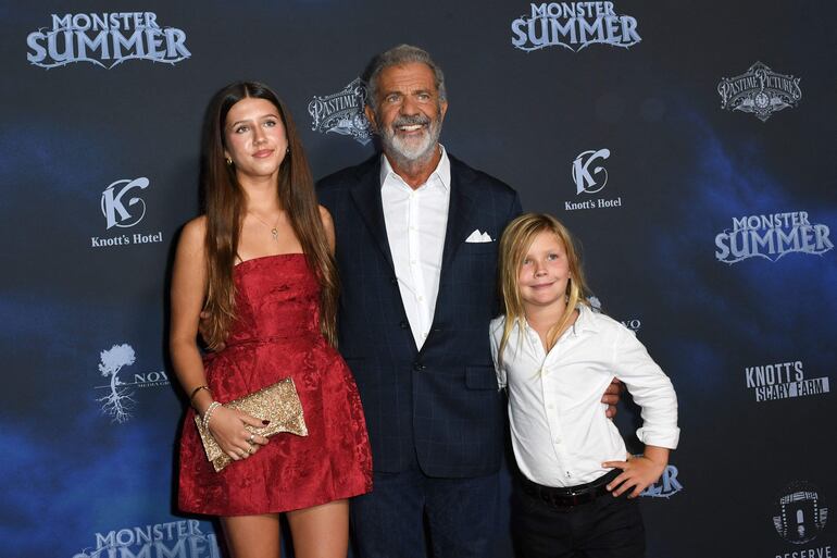 El actor y cineasta estadounidense Mel Gibson posando feliz con sus hijos Lucía y Lars en una proyección especial de "Monster Summer" en el DGA Theatre Complex de Los Ángeles.