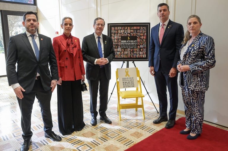 El presidente de Israel, Isaac Herzog (3i), junto al presidente de Paraguay, Santiago Peña (2d), y su mujer, Leticia Ocampos (2i), durante el encuentro que celebraron este miércoles en Jerusalén. 