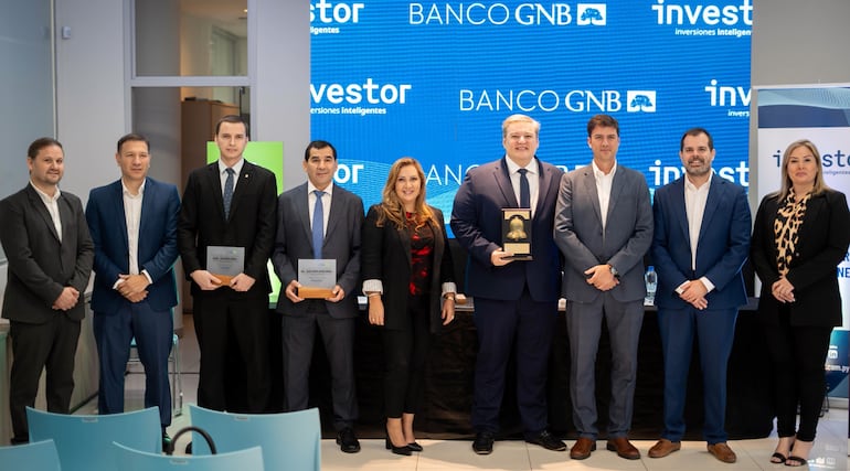 Representantes de las distintas entidades durante la exitosa emisión de bonos del Banco GNB, en la Bolsa de Valores de Asunción.