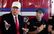 "En la jornada de la venganza de Trump en Iowa, que compró pizzas a sus militantes, sólo en la calle hacía frío". (Foto: AP)