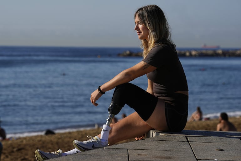 Fiona Pinar, que perdió el pie derecho tras un accidente de esquí, ha logrado clasificarse para correr en los Juegos Paralímpicos de París con una prótesis tras solo ocho meses de entrenamiento. Ajustar una prótesis de pierna o cambiar las ruedas dañadas de una silla de ruedas: en el centro de reparación de la Villa Paralímpica, los técnicos están desde el pasado miércoles manos a la obra con el mantenimiento del material cotidiano y deportivo de los paradeportistas.