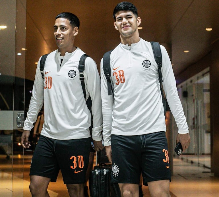 Hugo Adrián Benítez (izq., 20 años) y Alan Benjamín Cano (19) durante la llegada a Encarnación.