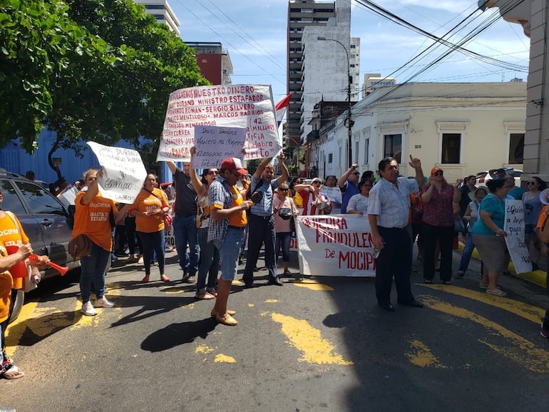 Los "Estafados por Mocipar" se manifestaron frente al Ministerio de Urbanismo y ante la sede del Ministerio Público.