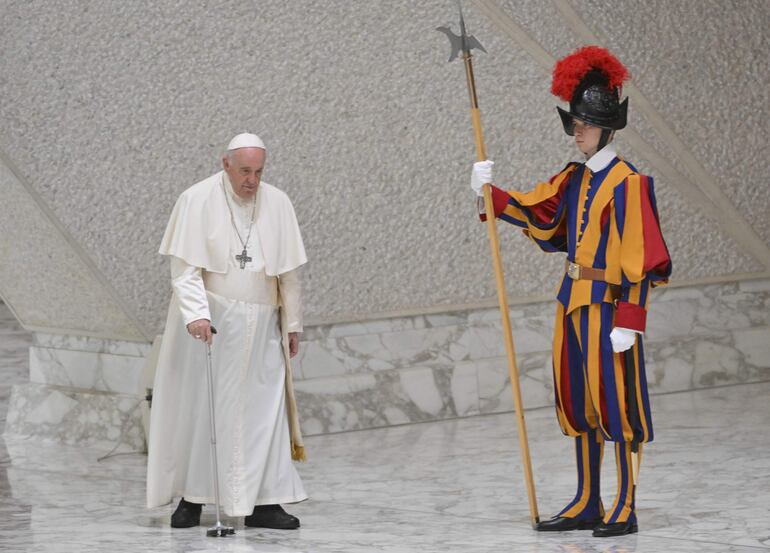 El Papa Francisco llega para encabezar la audiencia papal general semanal en el Aula Paolo VI del Vaticano. (EFE)