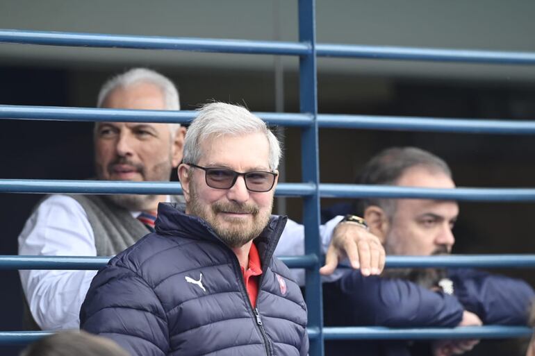 Juan José Zapag (i), presidente de Cerro Porteño, en la previa del superclásico del fútbol paraguayo contra Olimpia en el estadio La Nueva Olla por la sexta fecha del torneo Clausura 2023.