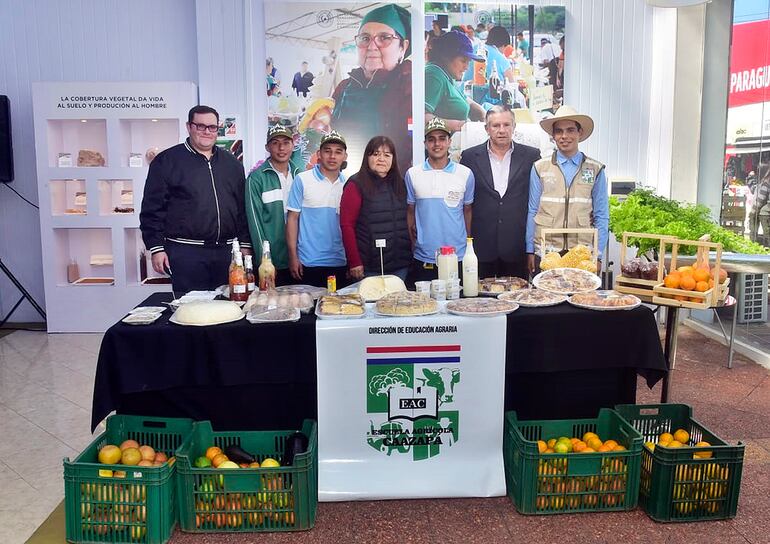 Estudiantes y equipo técnico de la escuela agrícola de Caazapá durante la presentación de sus productos en en stand del MAG