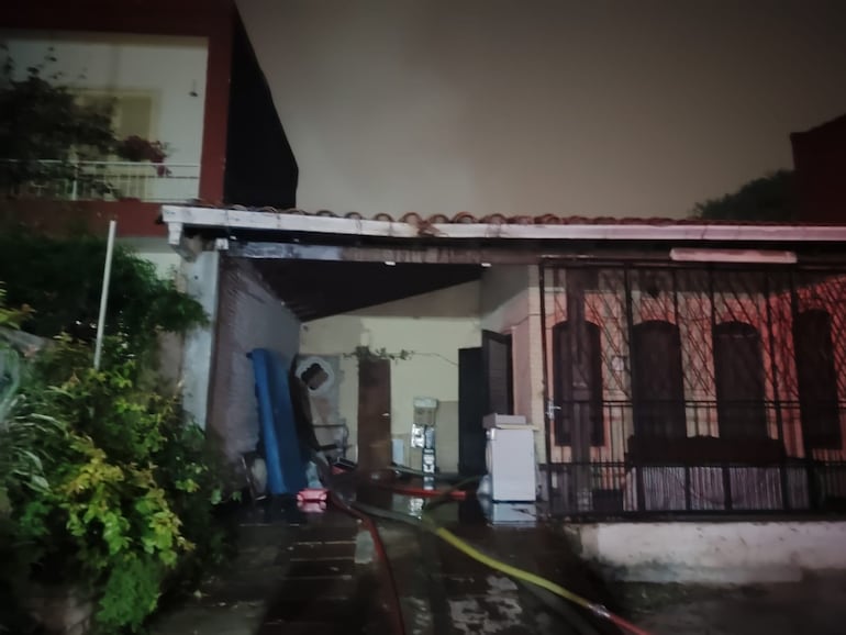 Una vivienda se incendio en el barrio Sajonia de Asunción