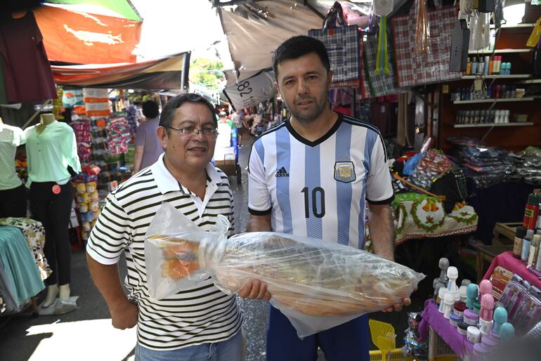 Desde San Lorenzo, Rodrigo Seraffini y Ángel Ruiz Díaz llegaron al Mercado 4 para comprar el dorado, el menú para compartir en familia este Viernes Santo, comentaron a ABC.