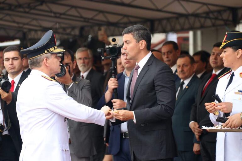 EL presidente de la República, economista Santiago Peña Palacios, impone las presillas de cuatro estrellas y entrega el bastón de mando al comandante de la Policía Nacional, comisario general comandante Carlos Humberto Benítez González.