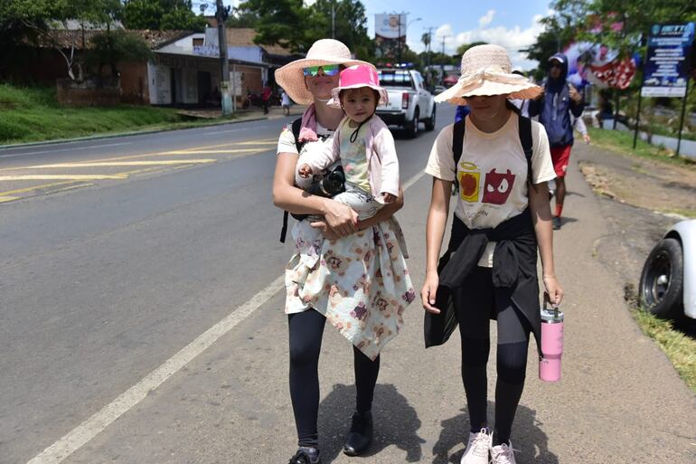 Con bebé en brazo, estas feligresas peregrinan hacia la capital espiritual del país.