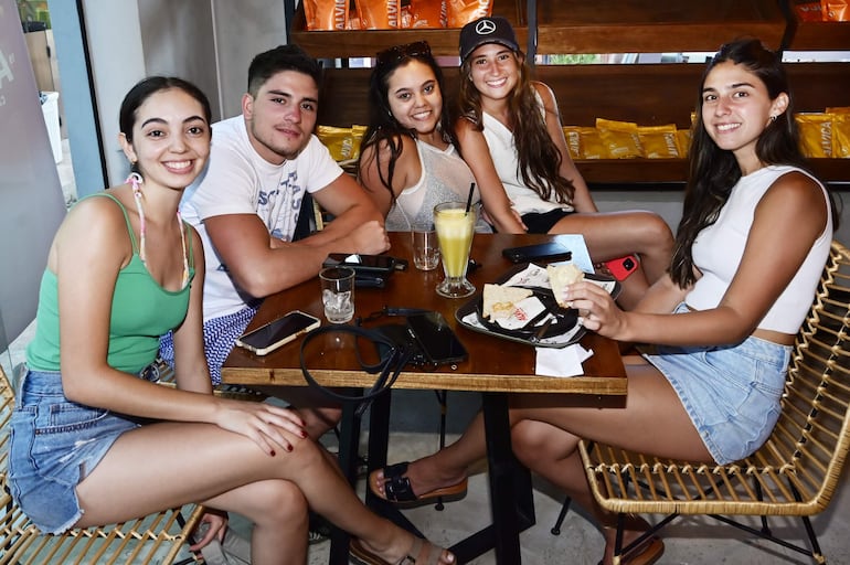 Mariana Jara, Diego Almada, Lucía Jara, Emilia Quevedo y Cecilia Rivona.