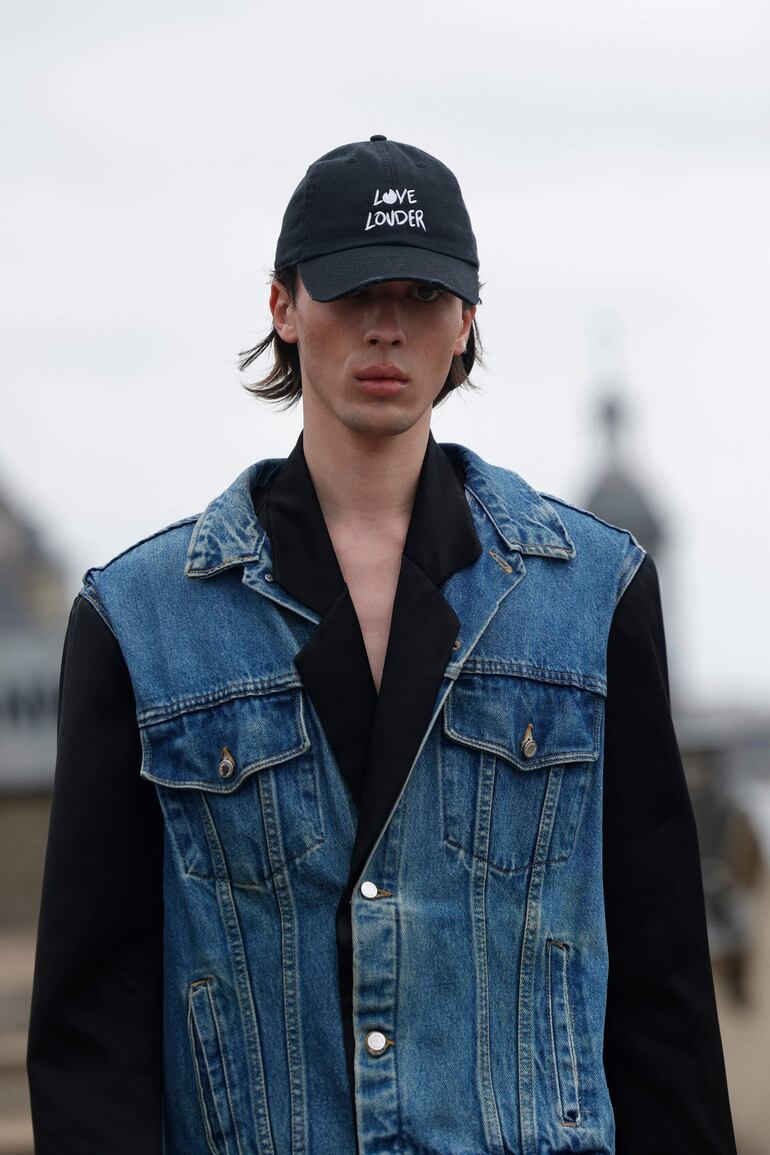 Una modelo presenta una creación de Walter Van Beirendonck para el desfile de ropa masculina prêt-à-porter Primavera/Verano 2025 como parte de la Semana de la Moda de París.