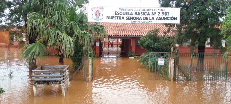 La escuela Básica Nº 2901 Nuestra Señora de la Asunción inundada tras fuertes lluvias.