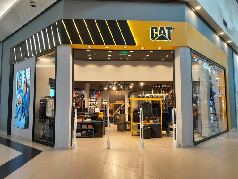 La reconocida marca de productos de calzado, ropa y accesorios CAT abrió su nueva tienda en el Shopping Mariano.