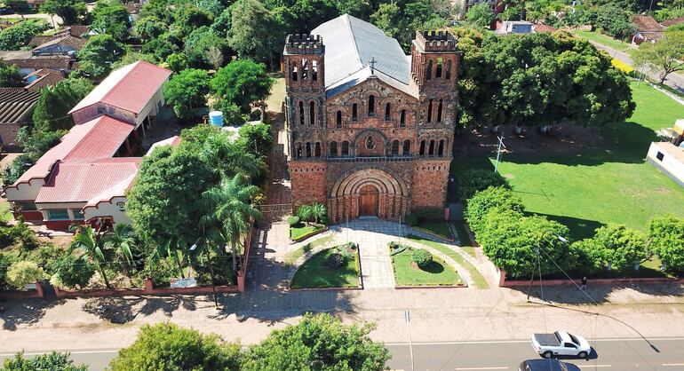 La  emblemática iglesia de piedra “Nuestra Señora de la Asunción” del barrio Ybaroty.