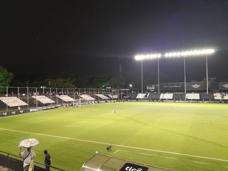 Así luce el estadio La Huerta a poco de Libertad vs. Cerro Porteño por el torneo Apertura 2024 del fútbol paraguayo.