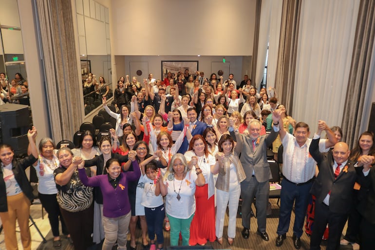 Foto de todos los presentes en presentación de planes para proteger a las mujeres indígenas. (gentileza).