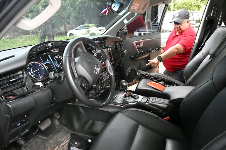 El Crio. Juan Pereira en la camioneta del diputado González.