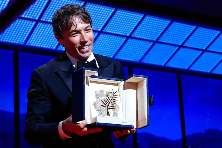 El cineasta estadounidense Sean Baker posa con la Palma de Oro que recibió por "Anora", en el cierre de la 77 edición del Festival de Cine de Cannes.