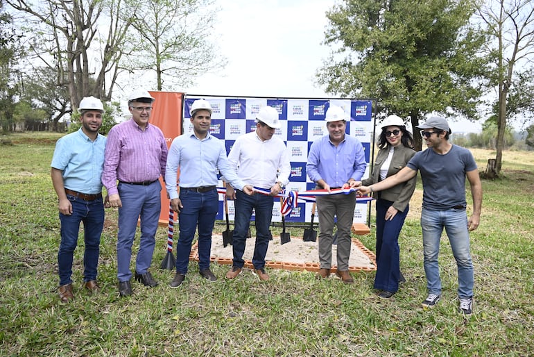 Ernesto Guerin, concejal de Ciudad del Este, Lic. Víctor Aguirre, gerente de Alianzas Patrimoniales de Banco Itaú, Ing. Roque Godoy, intendente de Presidente Franco, Ing. Juan Carlos Baruja, ministro del MUVH, Ing. Jorge Camperchioli, directivo de Mi Casa con Plaza, Rocío Zalimben, representante de Mi Casa con Plaza, y el Ing. Silvio Quiñonez, representante de Mi Casa con Plaza.