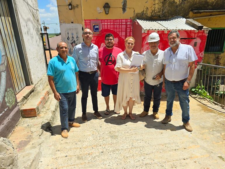 Técnicos de la Dirección General de Patrimonio Cultural de la SNC, junto con representantes del Ministerio de Urbanismo, Vivienda y Hábitat (MUVH) y la empresa Puntal Construcciones S.A., realizaron una inspección técnica en la casa de José Asunción Flores.