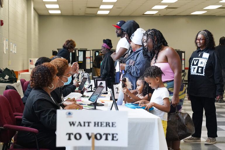 Los votantes hacen fila para emitir sus votos en el centro de votación C.T. Martin el 5 de noviembre de 2024 en Atlanta, Georgia.