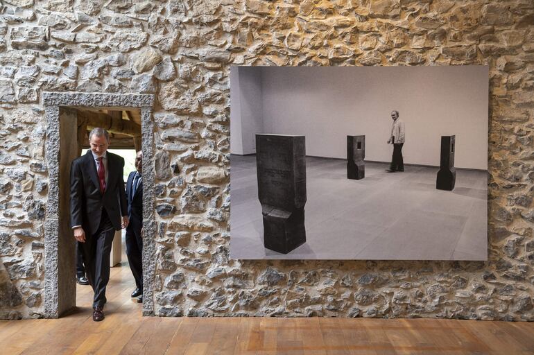  El rey Felipe VI estuvo en la inauguración de la exposición '100 años de Eduardo Chillida con la Colección Telefónica' en el Museo Chillida Leku de Hernani (Gipuzkoa), enmarcada en los actos de conmemoración del centenario del escultor vasco.  