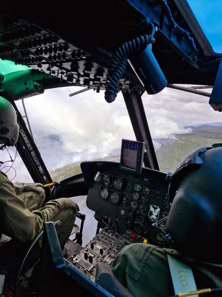 Fuerzas militares de Argentina sobrevuelan la zona afectada por los incendios en la Patagonia. 