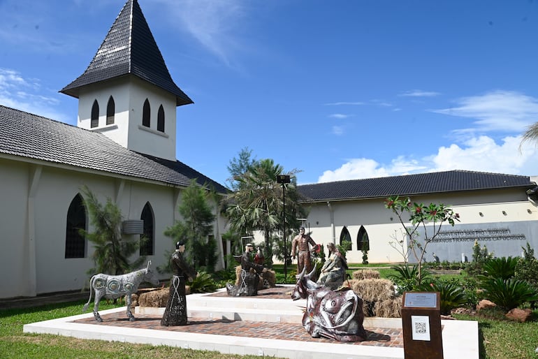 El jardín del Convento de San Pío de Pietrelcina luce el pesebre gigante en su jardín.