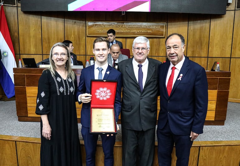 Joshua Duerksen, junto a sus padres, Rommy Dick y Ronald, y el senador Juan Afara.