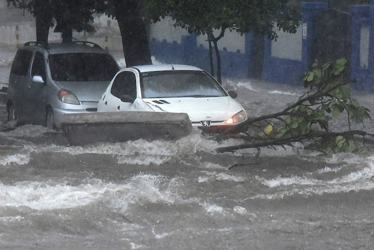 Hasta un colchón apareció en el raudal, además de grandes ramas de árboles caídos que imposibilitaron el paso sobre importantes arterias de Asunción.