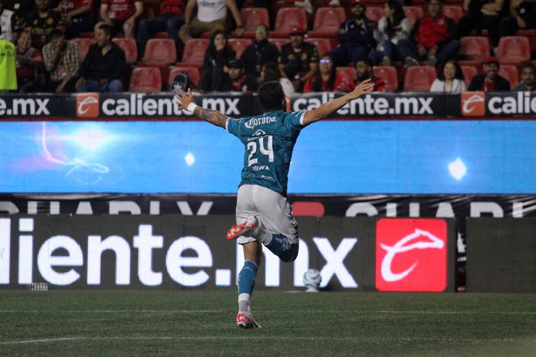 El paraguayo Luis Amarilla, delantero del Mazatlán, celebra un gol en el partido contra Tijuana por la sexta fecha de la Liga MX en el estadio Caliente, en Tijuana, México.